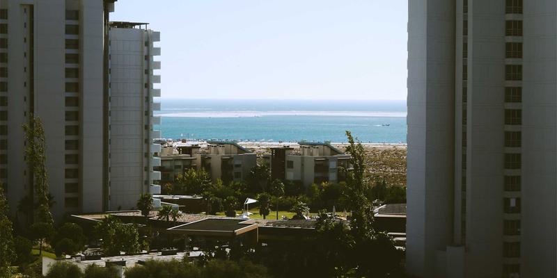 重庆装修必读：瓷砖铺贴如何征服回南天与巨大温差？三大关键技术杜绝空鼓脱落